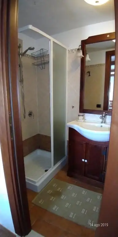 Bagno privato de Il Borgo 38 con box doccia, lavabo, mobile in legno scuro e specchio.